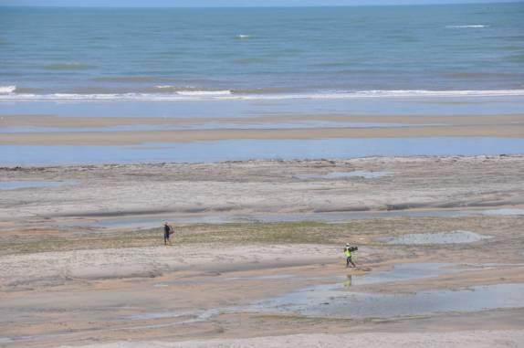 Pescadores atravessam terreno alagadiço, nas Reentrâncias Maranhenses - MA
